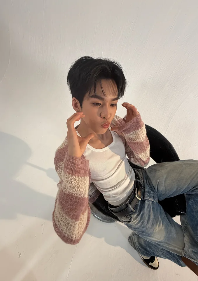 อู่อู๋ ธนภูมิ ในลุคสบาย ๆ เสื้อคาร์ดิแกน
