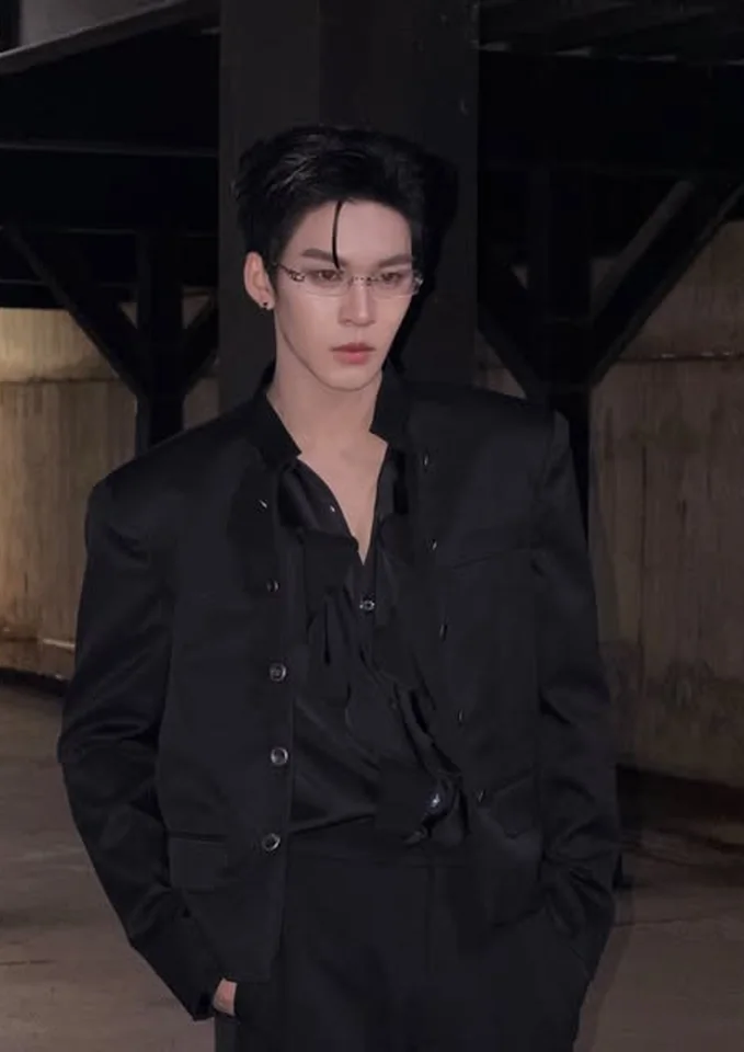 อู่อู๋ ธนภูมิ ลุคเสื้อเชิ้ตสีดำ