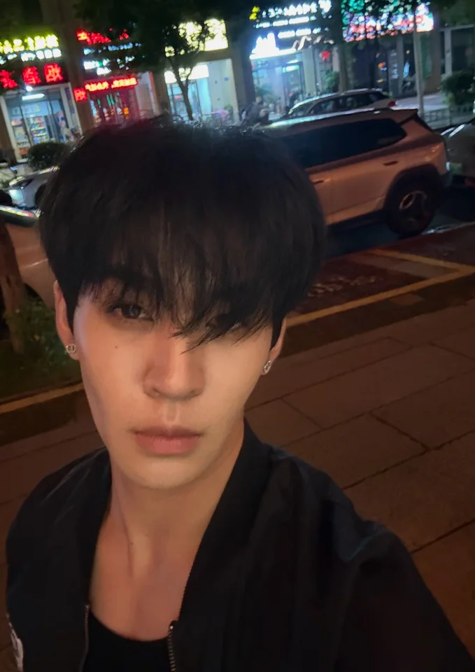 อู่อู๋ ธนภูมิ ภาพเซลฟี่ลุคผมสีเข้ม