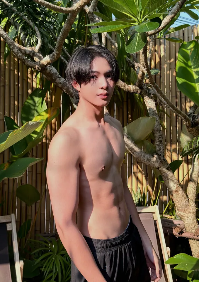 โชกุน พุทธิพงษ์ ภาพแฟชั่นครึ่งตัวกลางสวน
