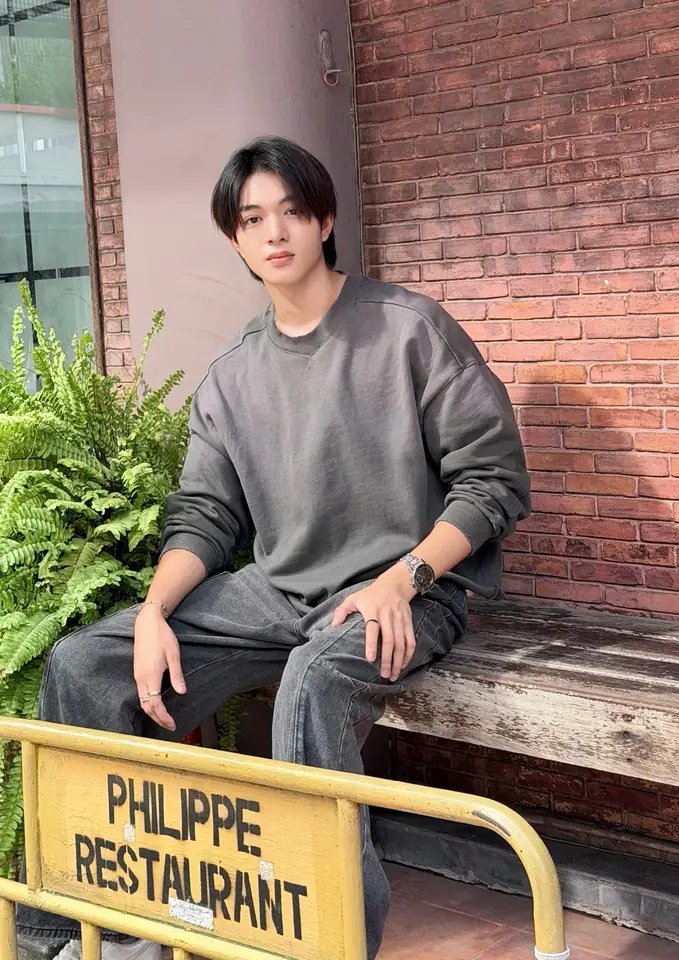 โชกุน พุทธิพงษ์ ในลุคเสื้อสีเทาเรียบเท่