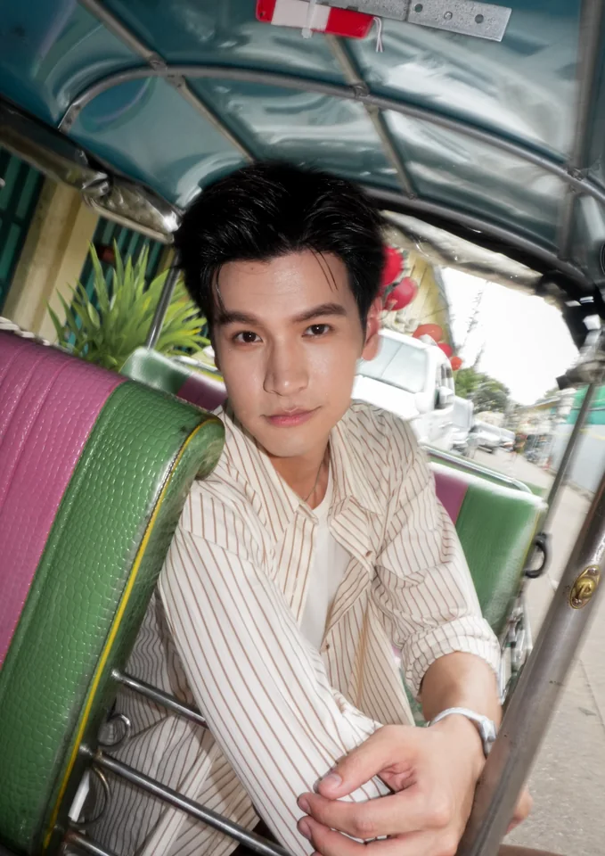 เฟรนด์ พีระกฤตย์ ในภาพเดี่ยวที่เห็นใบหน้าและบุคลิกชัดเจน