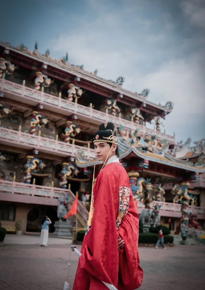เฟรนด์ พีระกฤตย์ ภาพล่าสุดจากบัญชีทางการสำหรับอัลบั้มโปรไฟล์