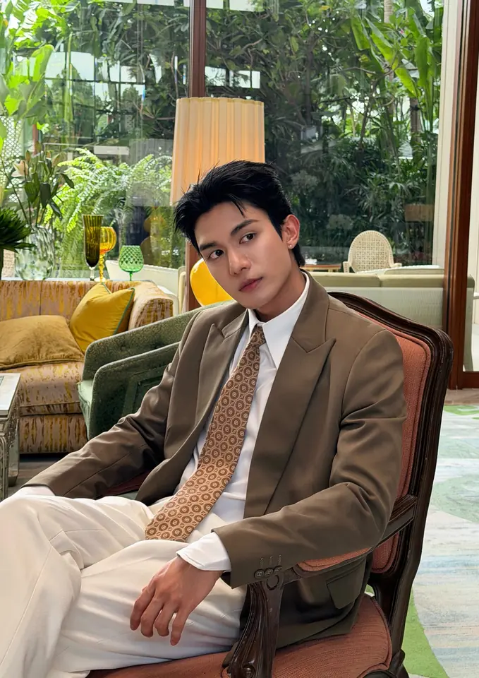 เน็ต สิรภพ ลุคสูทสีน้ำตาลในภาพโปรไฟล์ล่าสุด