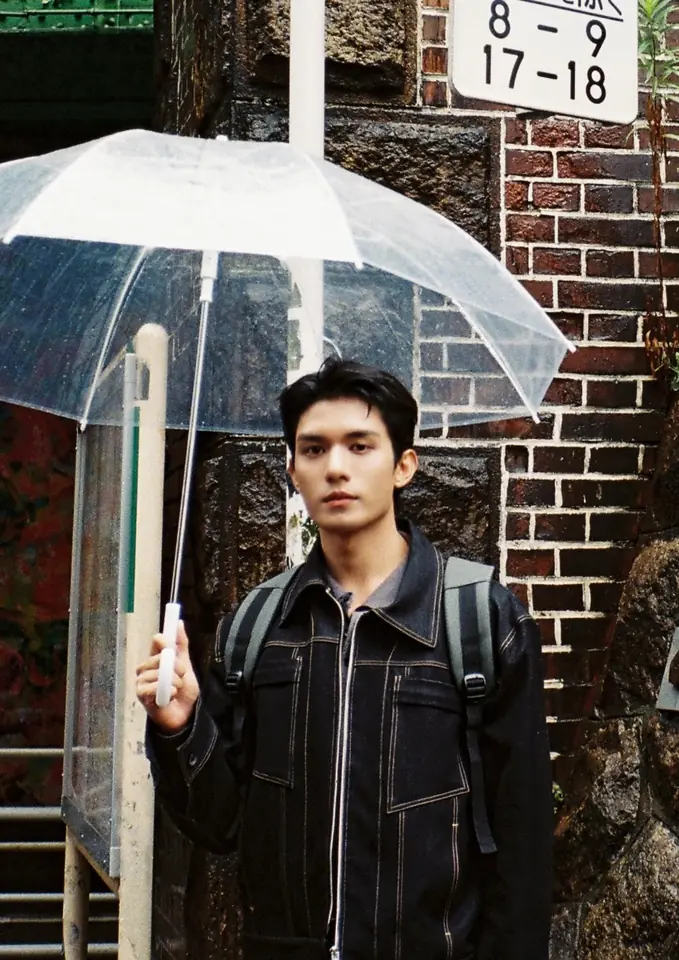 เน็ต สิรภพ ลุคแฟชั่นกลางสายฝน