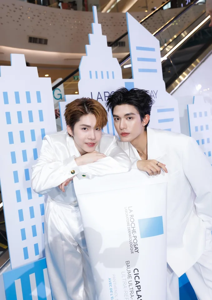 เน็ต สิรภพ กับเพื่อนนักแสดงในงานอีเวนต์