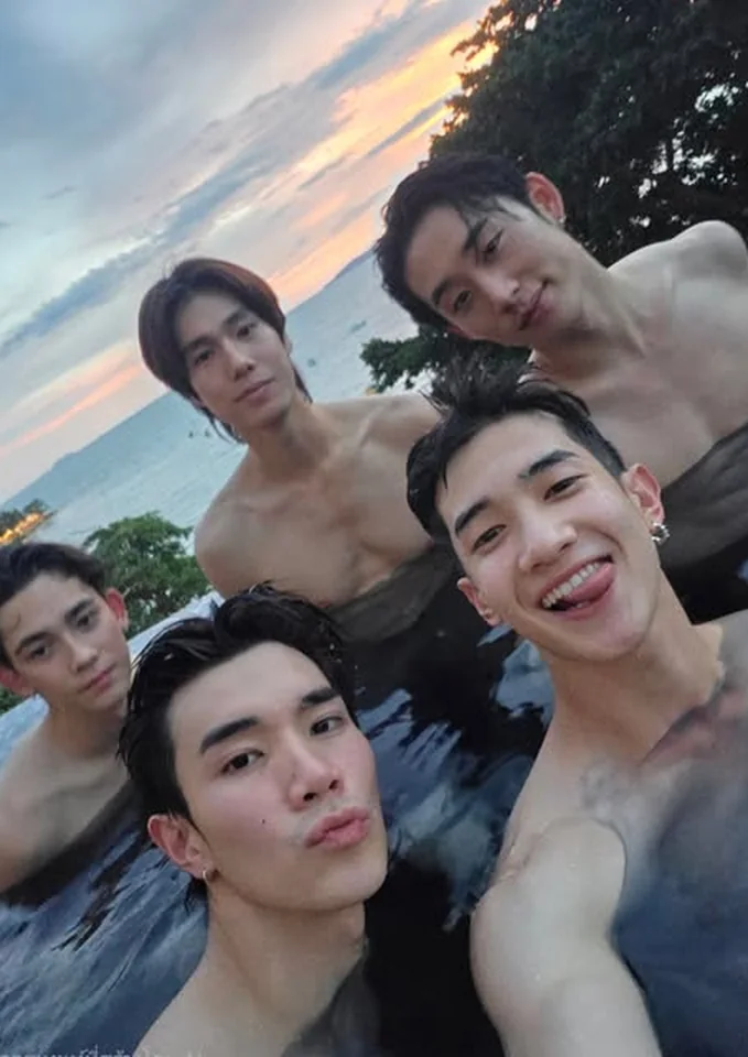 โปรเกรส ภาสวิชญ์ กับเพื่อนนักแสดงในกิจกรรม