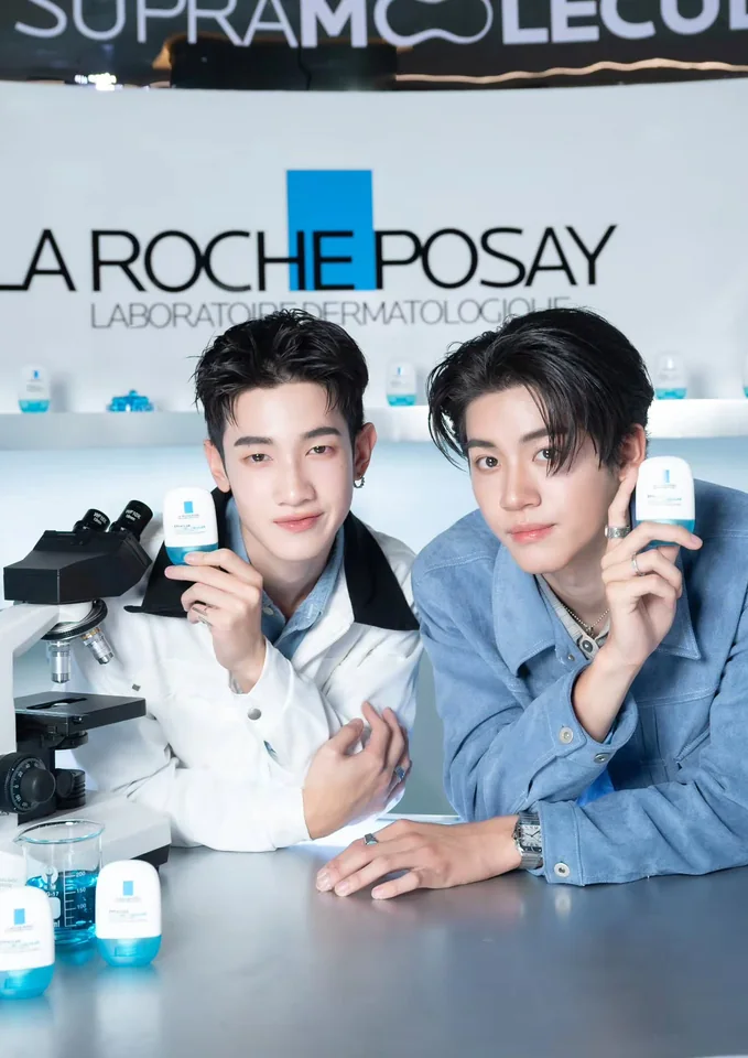 โปรเกรส ภาสวิชญ์ ภาพพอร์ตเทรตกับเพื่อนร่วมงาน