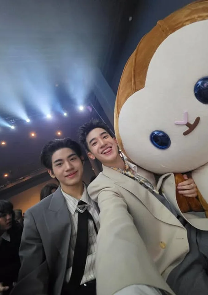 โปรเกรส ภาสวิชญ์ กับเพื่อนนักแสดงในงานล่าสุด