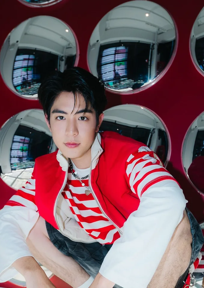 ซี เดชชาติ ลุคสีแดงโดดเด่นจากช่องทางทางการ