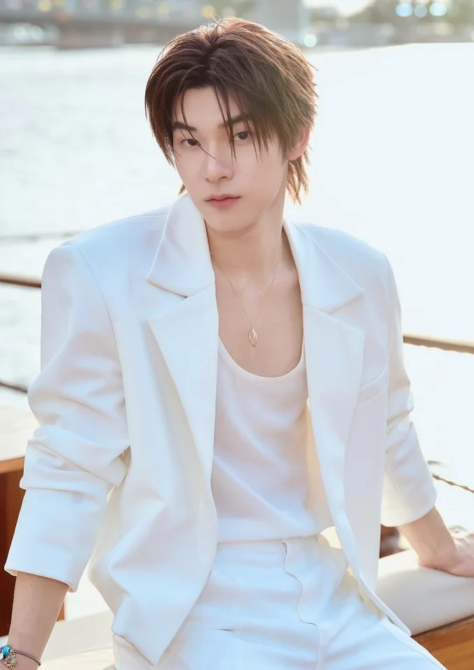ตี๋ตี๋ วันพิชิต ในชุดสูทสีขาวริมทะเล