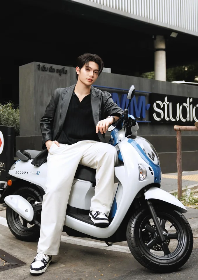 วิลเลี่ยม จักรภัทร ในลุคแจ็กเก็ตสีดำ