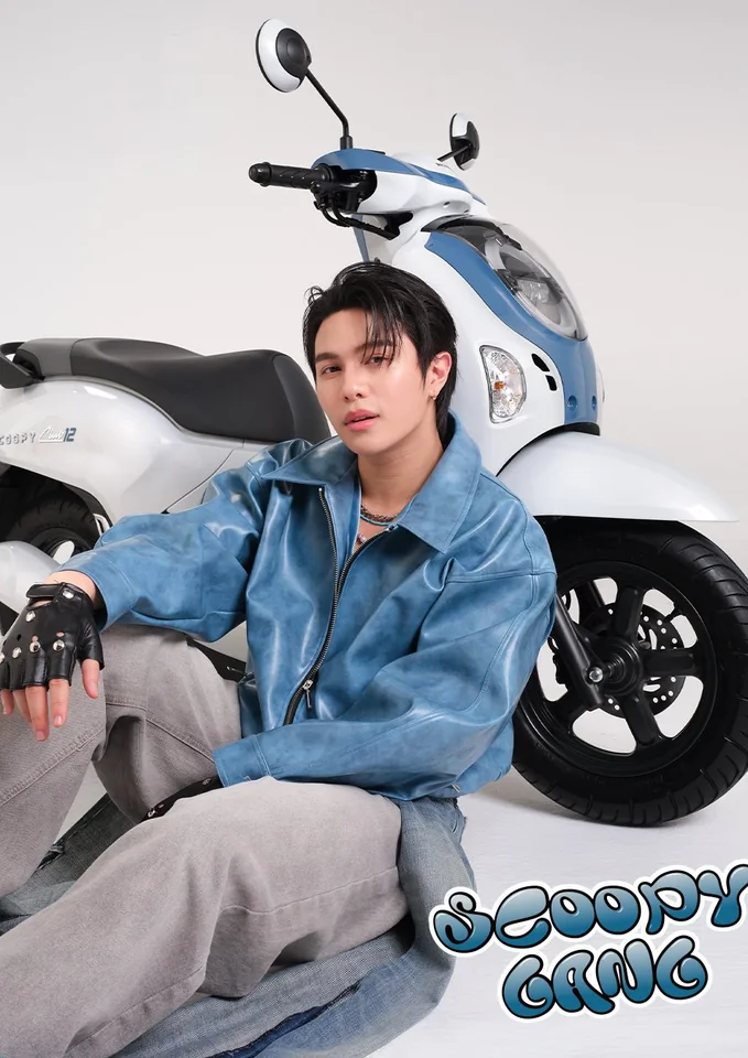 วิลเลี่ยม จักรภัทร ภาพครึ่งตัวกับสกูตเตอร์