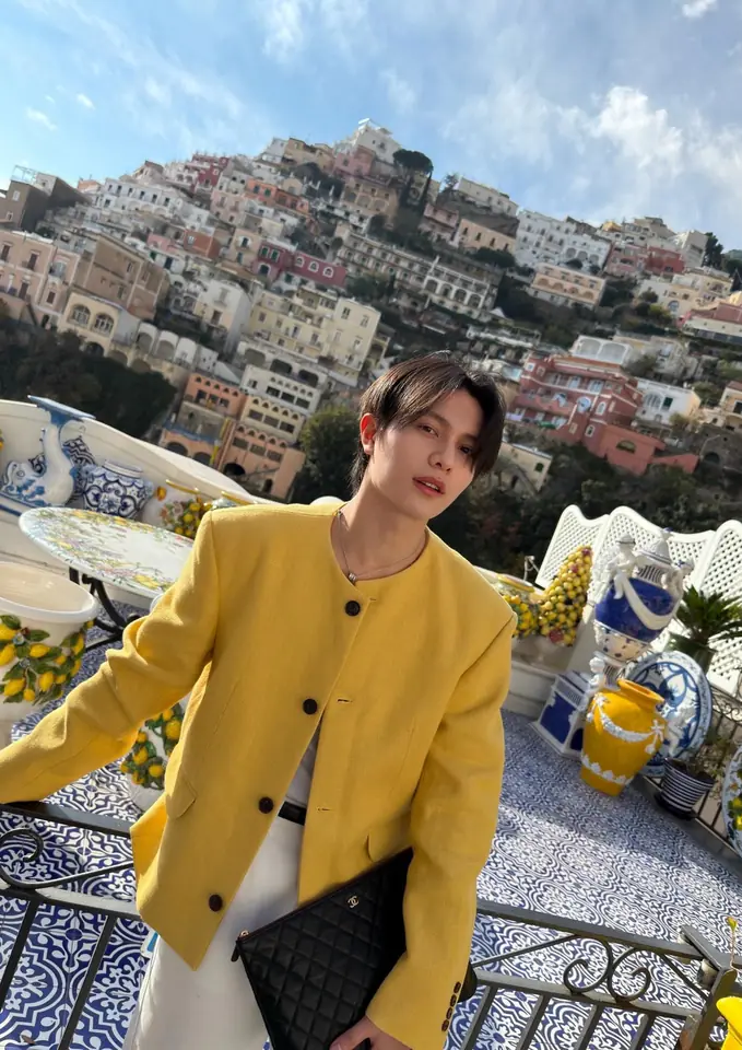 วิลเลี่ยม จักรภัทร ในลุคสูทสีเหลือง